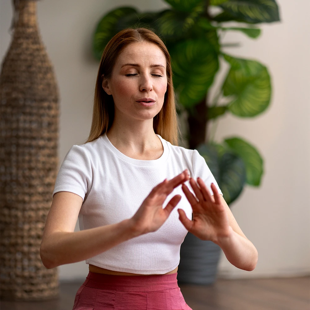 Vrouw oefent met energetische technieken tijdens een workshop van het bewust groeipad van Leven op gevoel