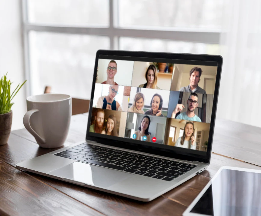 Laptop op een bureau met deelnemers van de online groepscursus van Leven op gevoel via Zoom