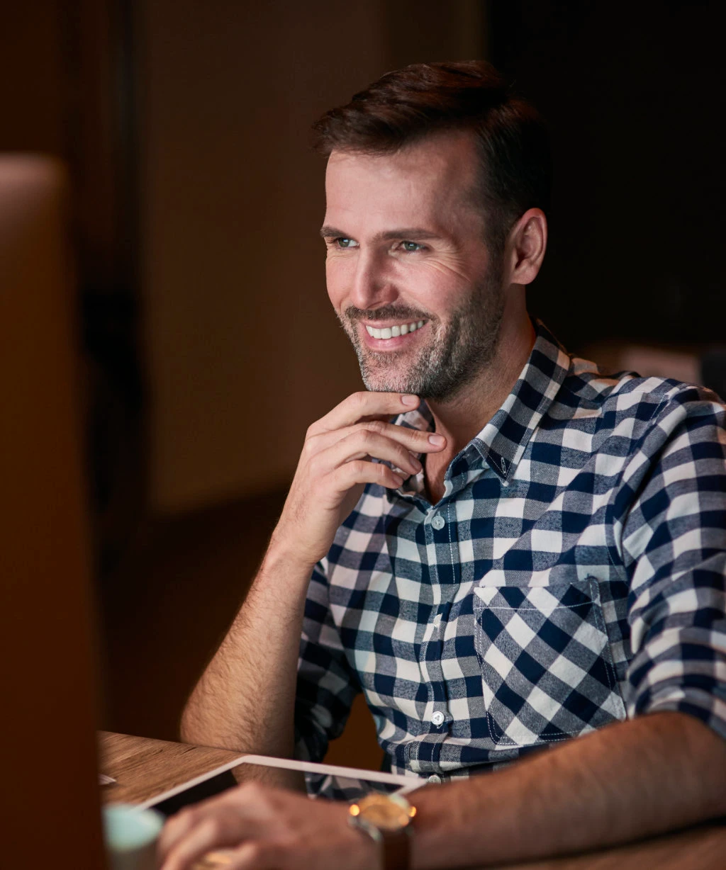 Man neemt ontspannen deel aan een online sessie van Leven op gevoel