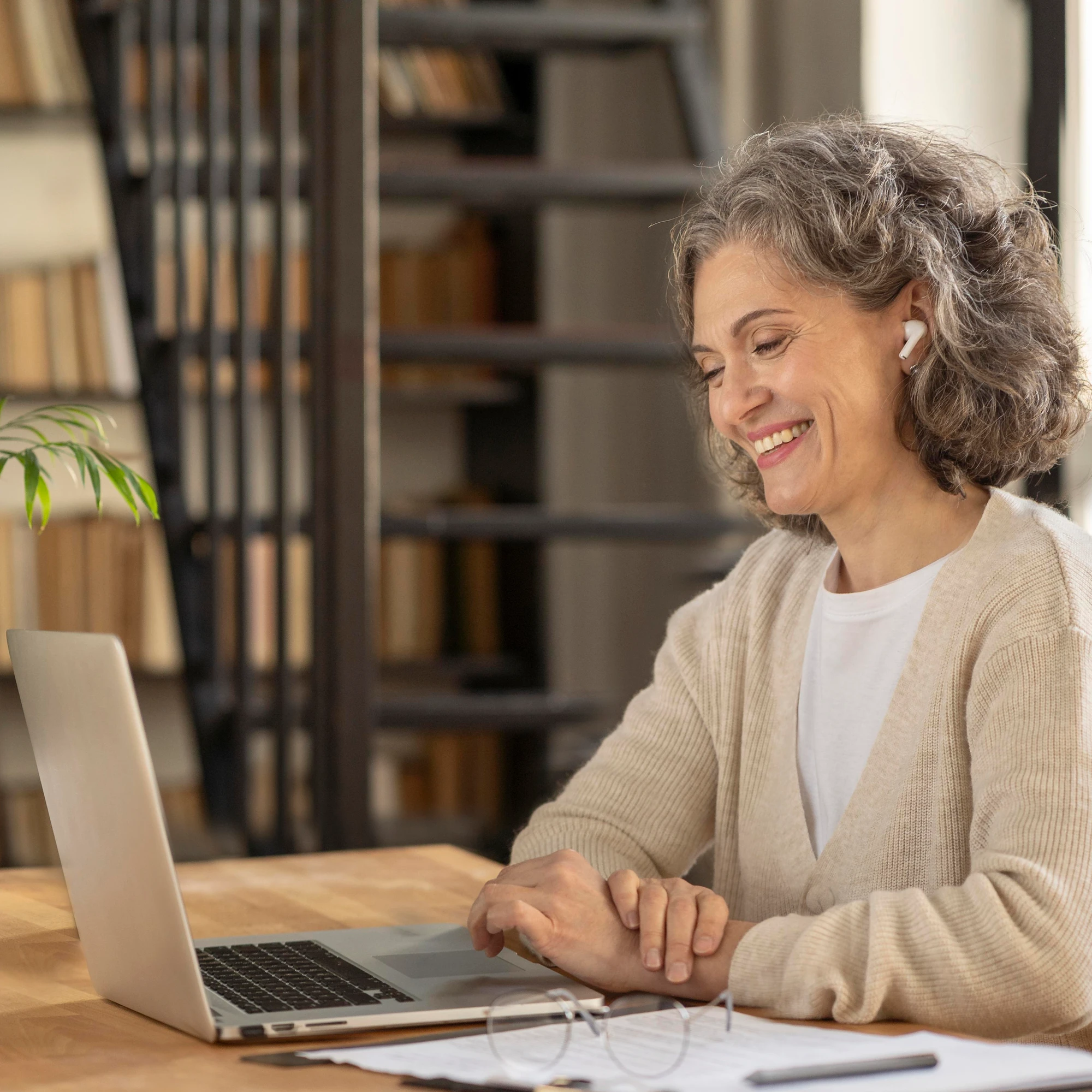 Vrouw volgt thuis de online groepscursus van Leven op gevoel