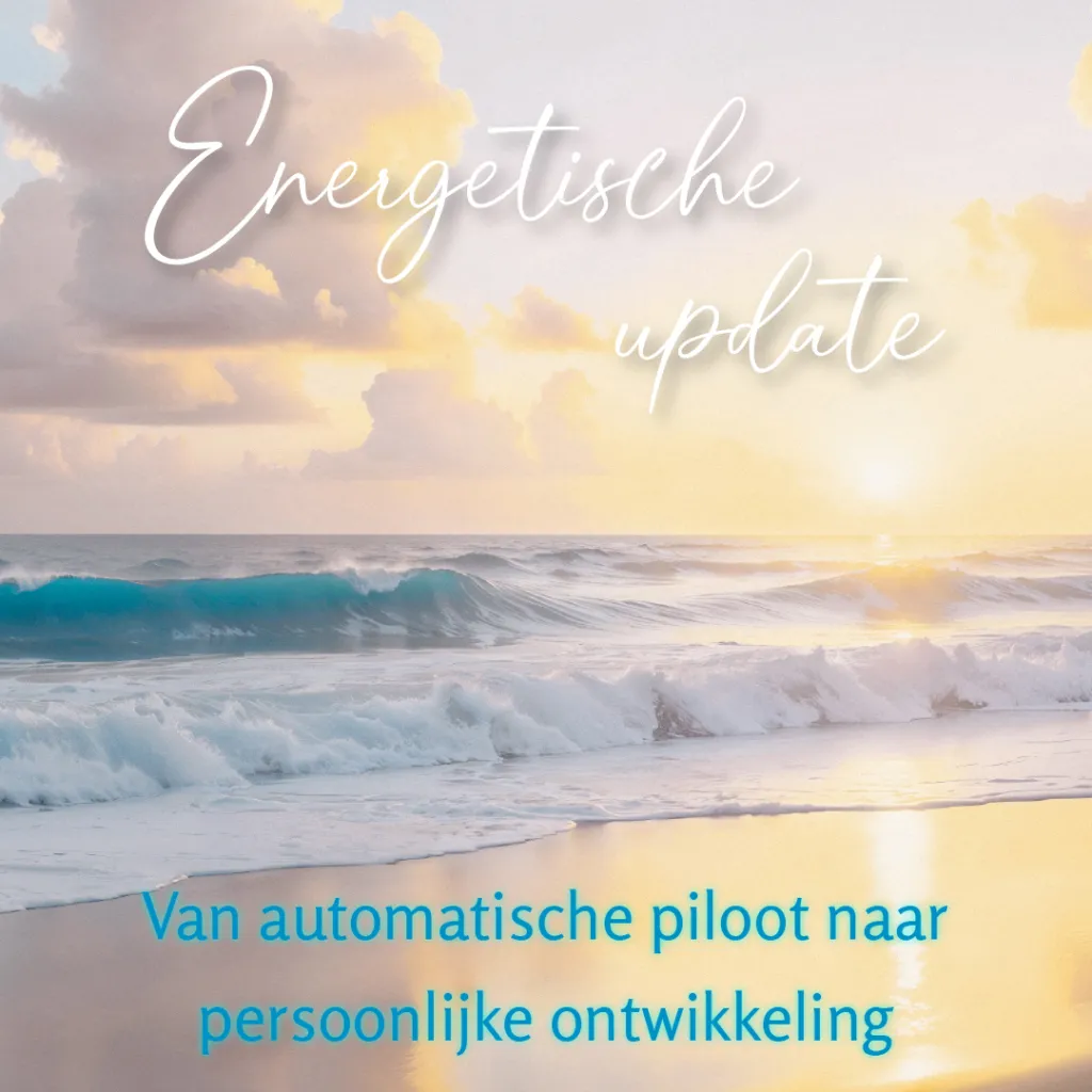 Rustige zeegolven bij zonsondergang met de tekst "Energetische update — Van automatische piloot naar persoonlijke ontwikkeling" op warme goudtinten achtergrond.