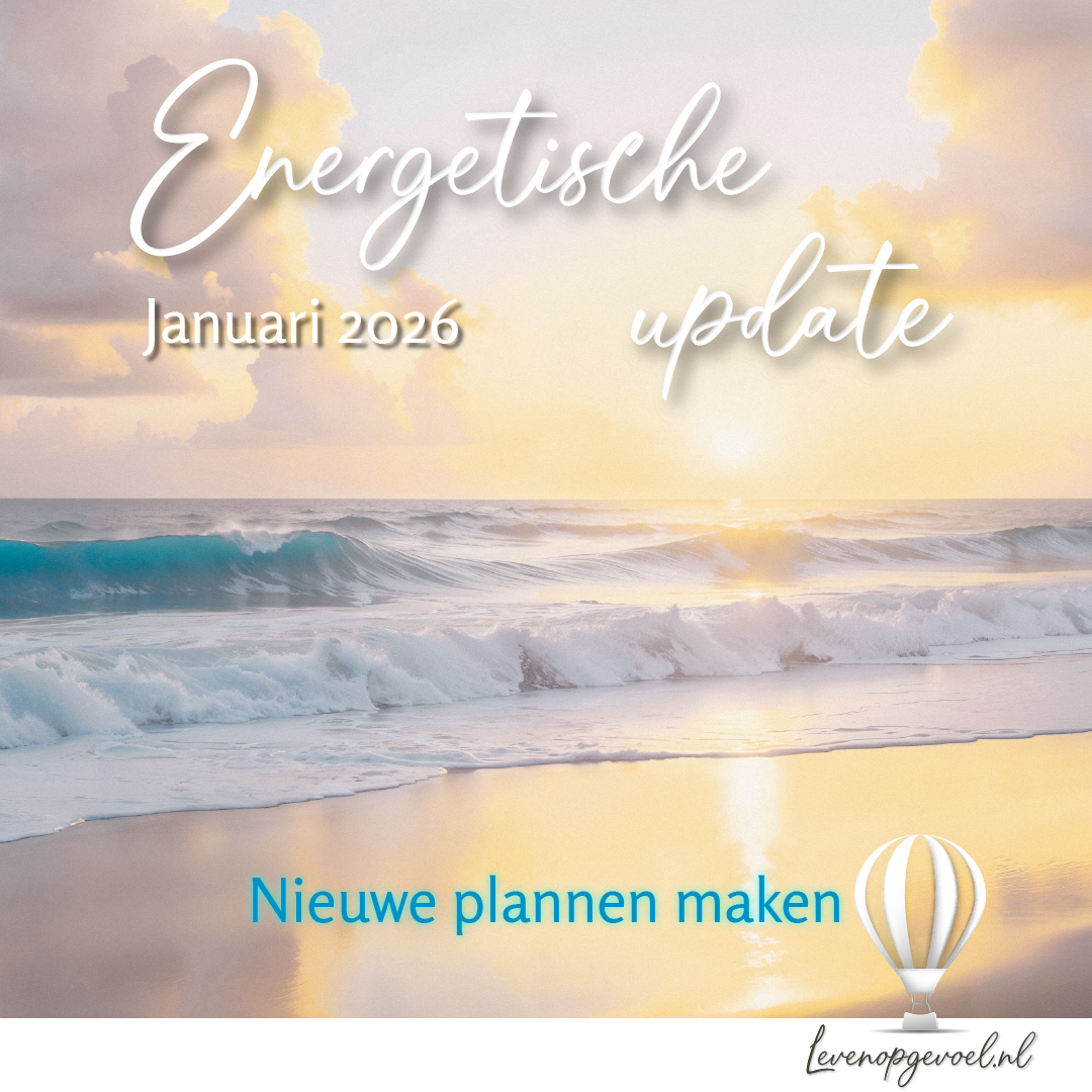 Zonsondergang aan de kust in pastelkleurige branding met de titel "Energetische update Januari 2026 — Nieuwe plannen maken" en het logo van Leven op gevoel.