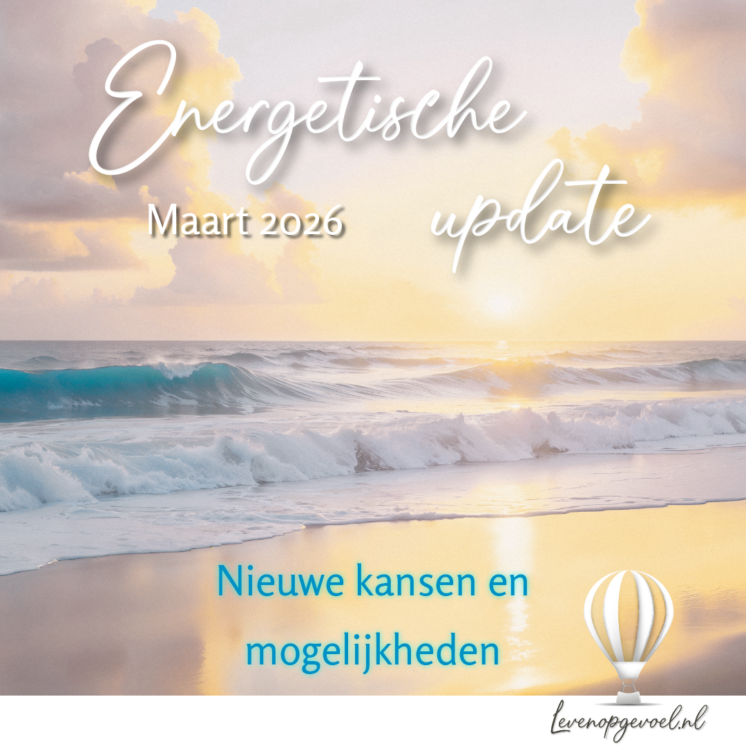 Zonsondergang aan de kust in pastelkleurige branding met de titel "Energetische update Maart 2026 — Nieuwe kansen en mogelijkheden" en het logo van Leven op gevoel.