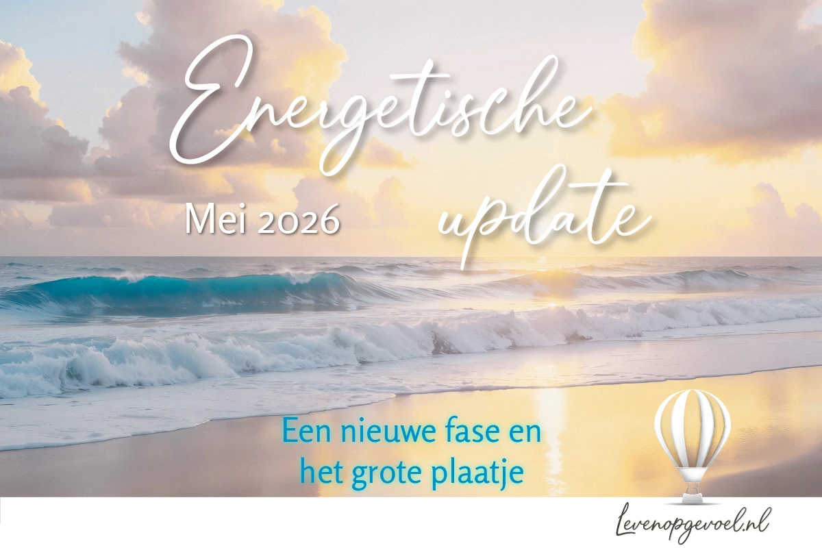 Een strandgezicht bij zonsondergang met zachte pasteltinten en een luchtballon, met de titel "Energetische update Mei 2026 — Een nieuwe fase en het grote plaatje" en het logo van Leven op gevoel.