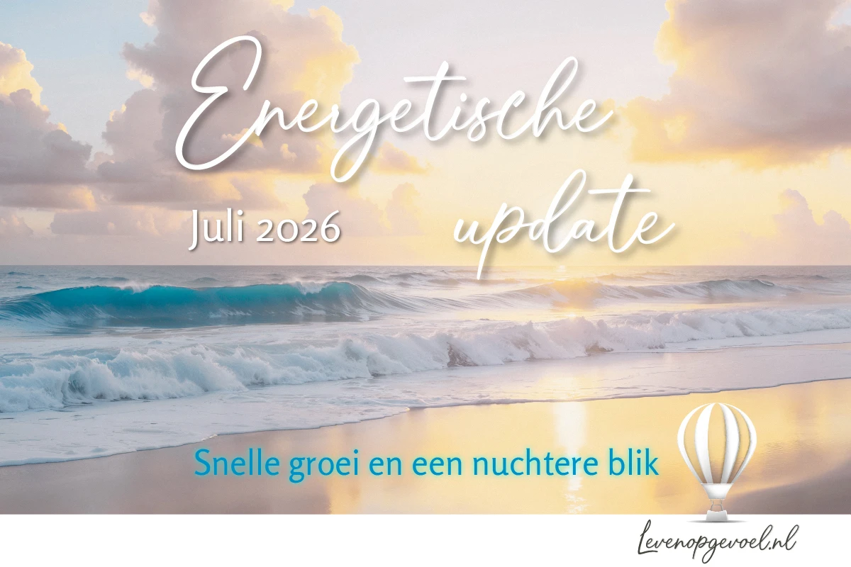Een strandgezicht bij zonsopgang met zachte pasteltinten en golven, met de titel "Energetische update Juli 2026 — Snelle groei en een nuchtere blik" en het logo van Leven op gevoel.