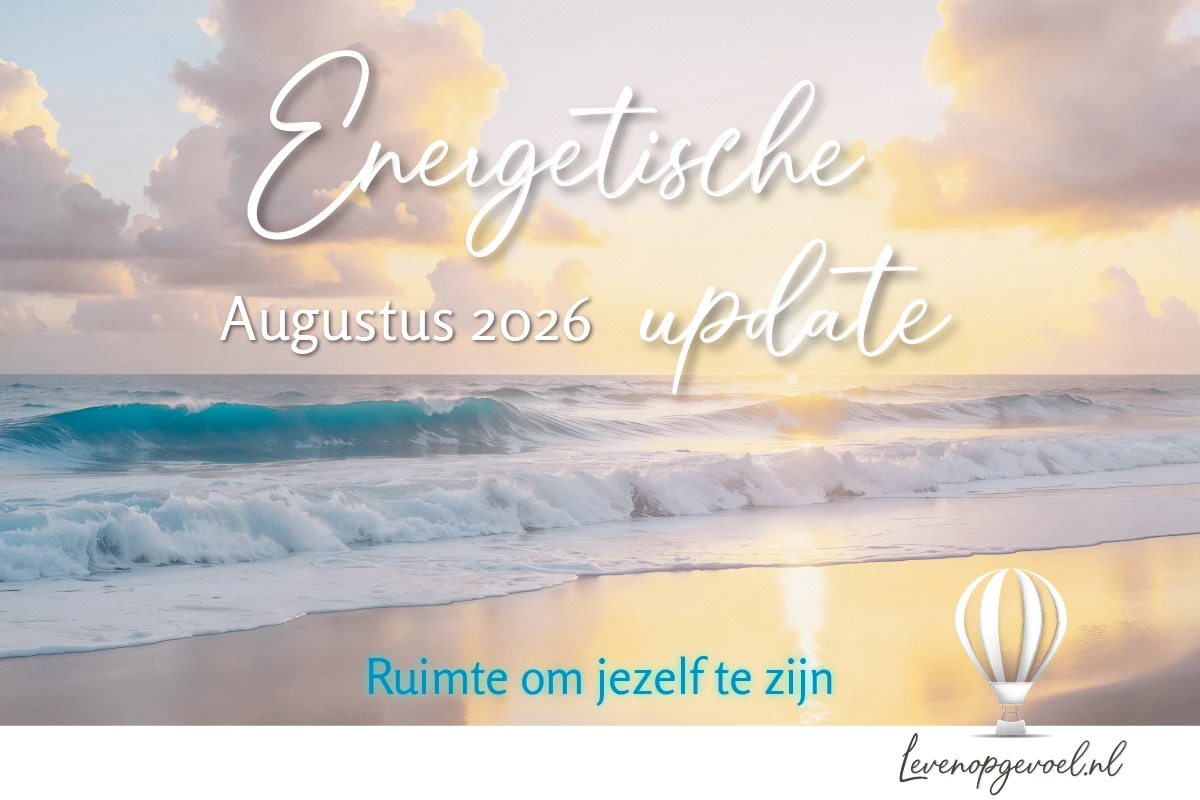 Een strand bij zonsondergang in zachte pastel- en goudtinten met een turquoise golf, met de titel "Energetische update Augustus 2026 — Ruimte om jezelf te zijn" en het logo van Leven op gevoel.