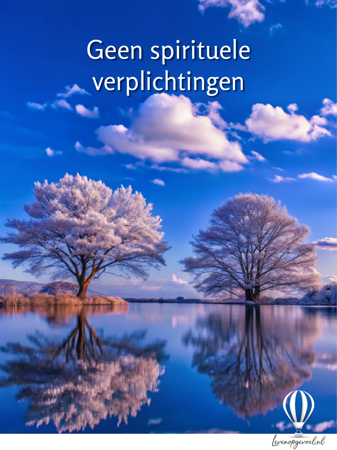 Sereen winterlandschap met berijpte bomen aan een kalm meer onder blauwe lucht met wolken, tekst 'Geen spirituele verplichtingen' over spirituele vrijheid en persoonlijke groei, Leven op Gevoel logo