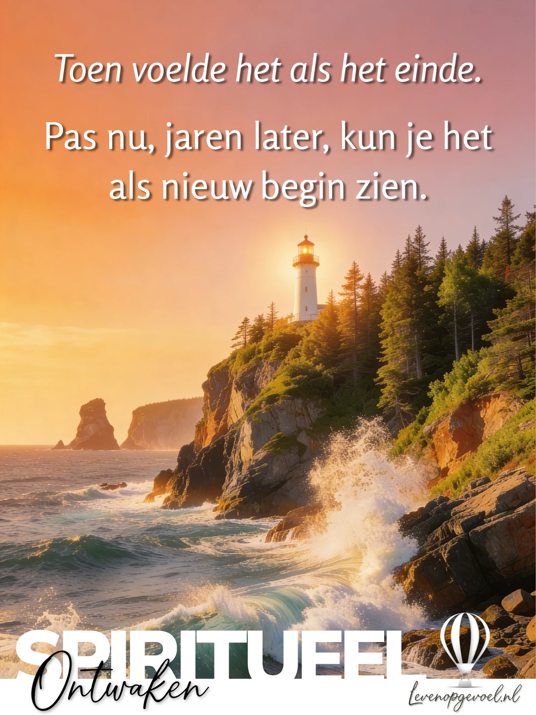Witte vuurtoren op een rotsige kust met dennenbomen, terwijl golven breken op de rotsen onder een warme oranje zonsondergangshemel; tekstoverlay: "Toen voelde het als het einde. Pas nu, jaren later, kun je het als nieuw begin zien." met "Spiritueel Ontwaken" en het logo van levenopgevoel.nl.