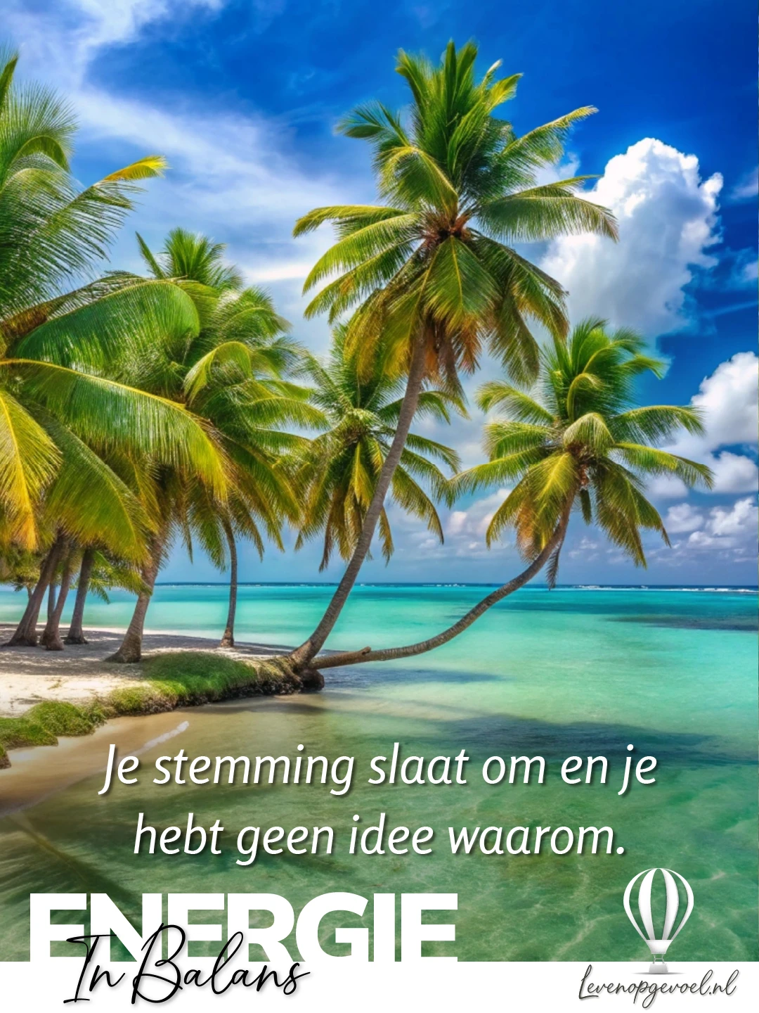 Tropisch strand met schuin overhangende palmbomen op een groen begroeide landtong en helder turquoise zeewater, onder een blauwe lucht met witte stapelwolken. Quote 'Je stemming slaat om en je hebt geen idee waarom.' bij de categorie Energie in balans van Leven op gevoel.