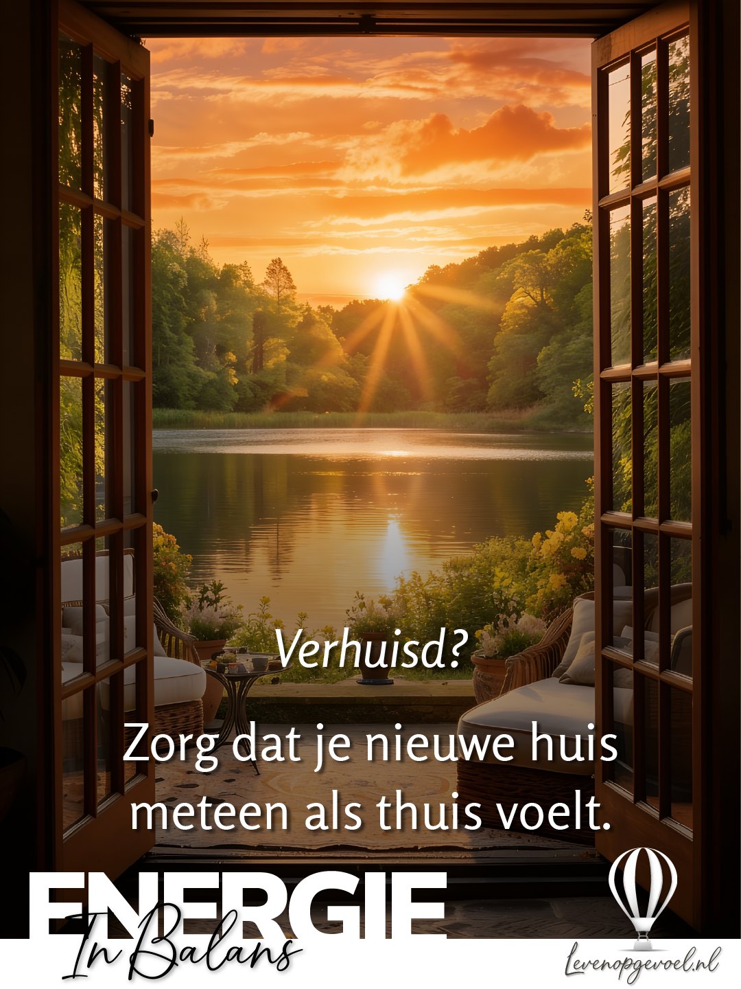 Warme zonsondergang gezien vanuit een open houten dubbele deur. Op de voorgrond een terras met rieten stoelen en gele bloemen, daarachter een meer omringd door bomen in warm oranje en goudkleurig avondlicht. Tekstoverlay: "Verhuisd? Zorg dat je nieuwe huis meteen als thuis voelt." met het logo "Energie In Balans" en levenopgevoel.nl.